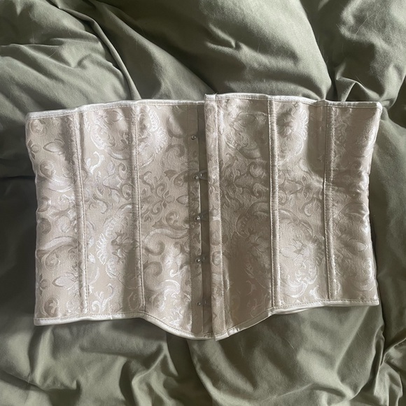 GORGEOUS CREAM PATTERNED CORSET - Picture 3 of 5